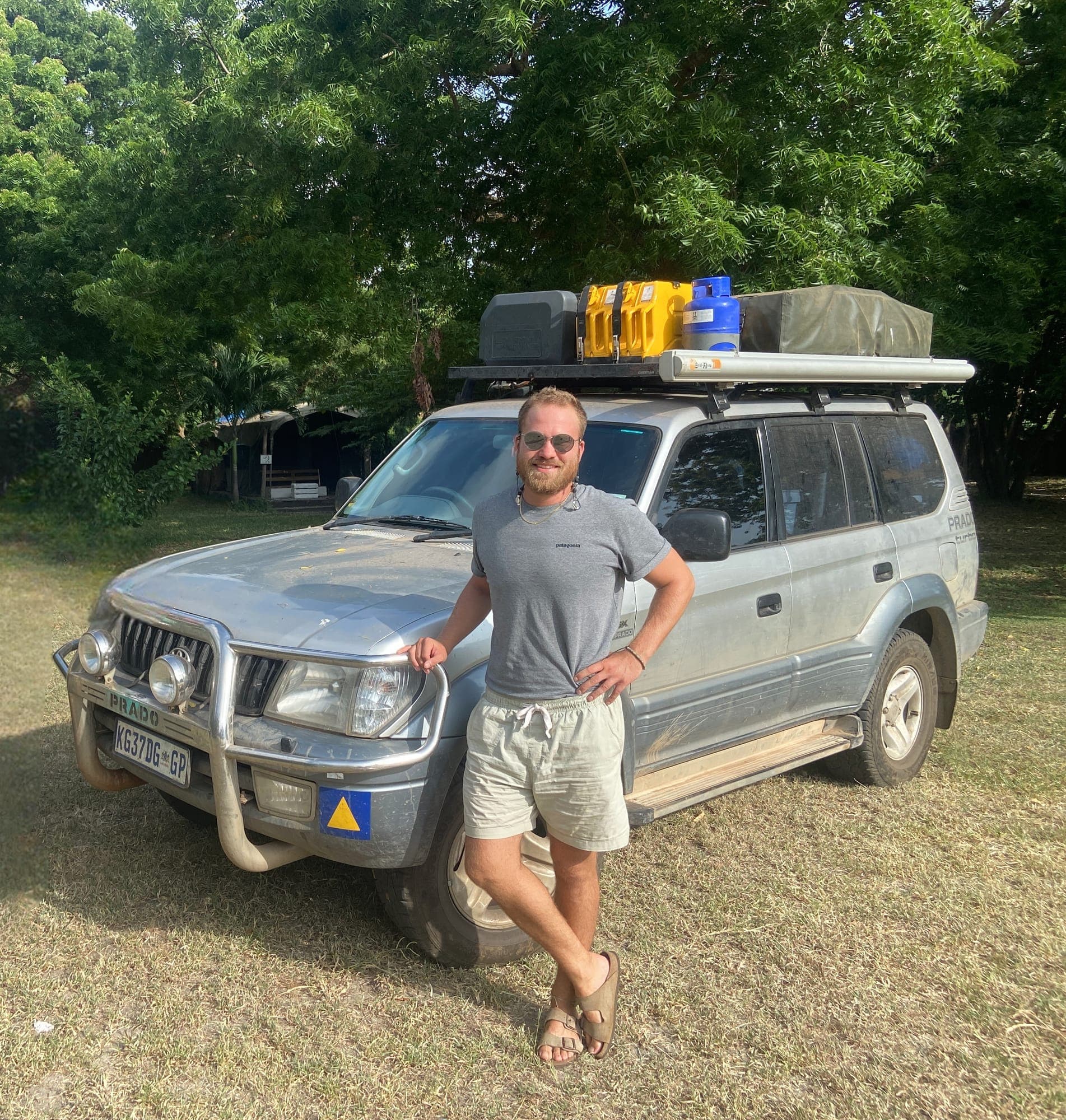Swen mit seinem Toyota Land Cruiser Prado auf der Reise durch Afrika